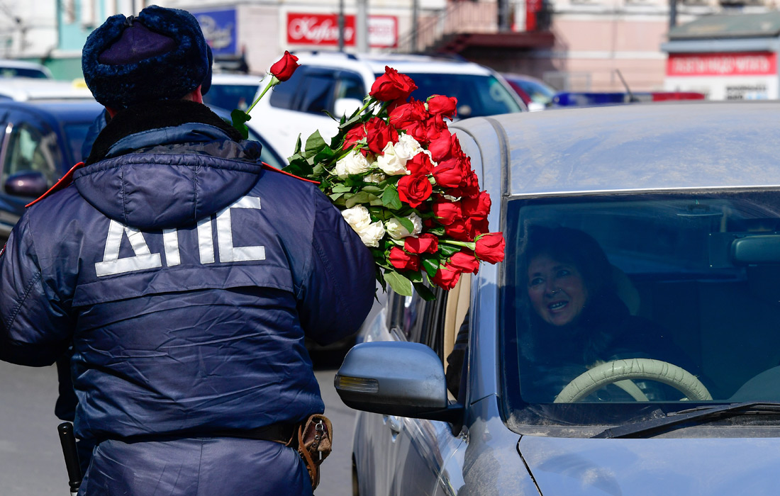 Во Владивостоке сотрудники ГИБДД поздравили женщин-водителей с Международным женским днем