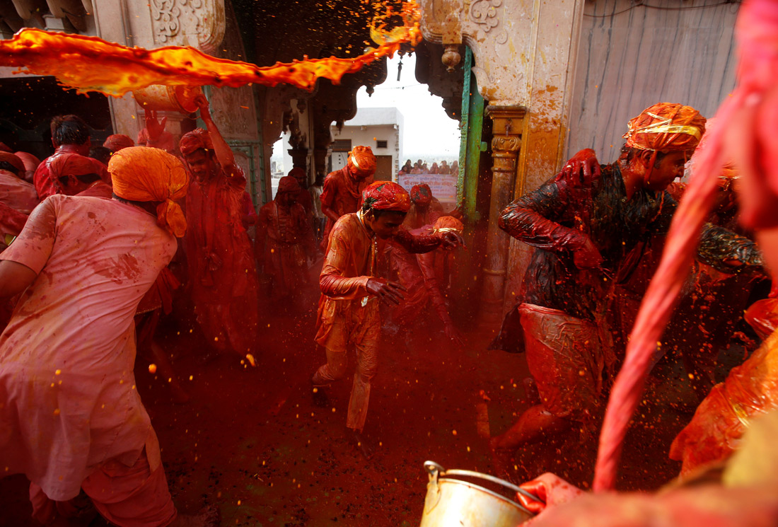 В Индии проходит фестиваль красок Холи, символизирующий приход весны