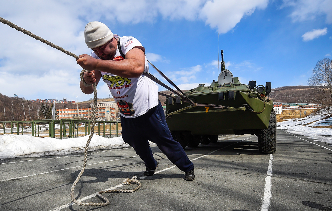 Чемпион Дальнего Востока по пауэрлифтингу и тяжелой атлетике Иван Савкин установил рекорд, сдвинув с места бронетранспортер весом 13 тонн. Акция прошла на территории части морской пехоты во Владивостоке. Спортсмен посвятил рекорд дню рождения тещи.
