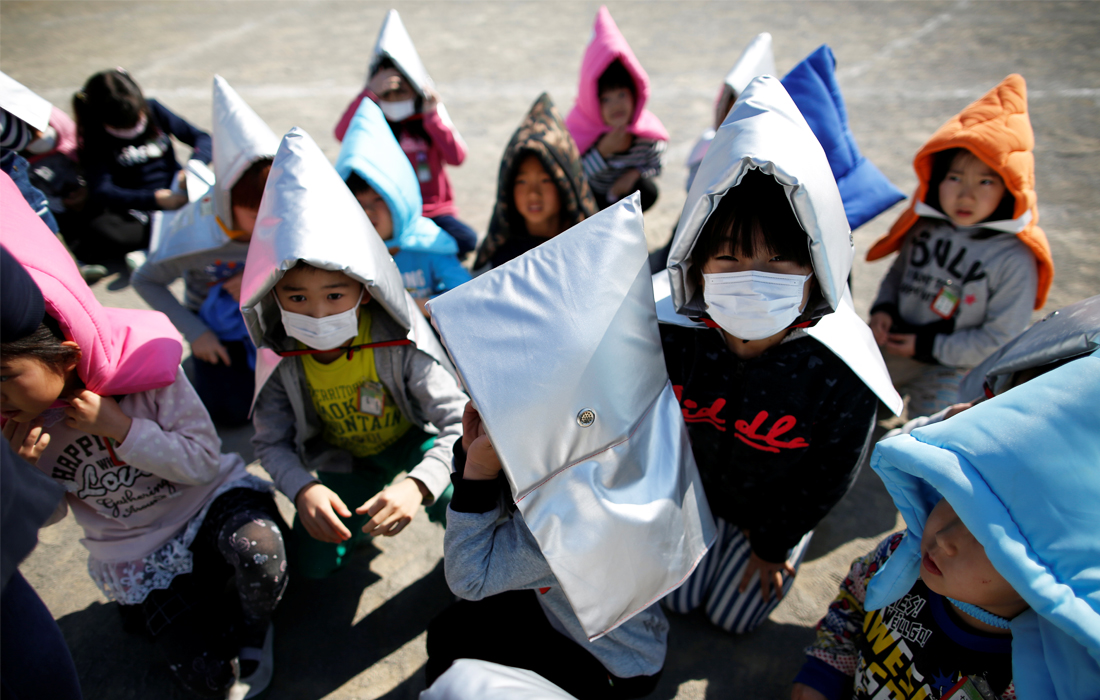 В начальной школе в Токио прошли ежегодные учения по основам безопасности во время землетрясения в преддверии шестой годовщины со дня трагедии в северо-восточной части страны. 11 марта 2011 года в Японии произошло одно из самых сильных в истории страны землетрясений, в котором погибли 18 тысяч человек и которое привело к аварии на АЭС "Фукусима".
