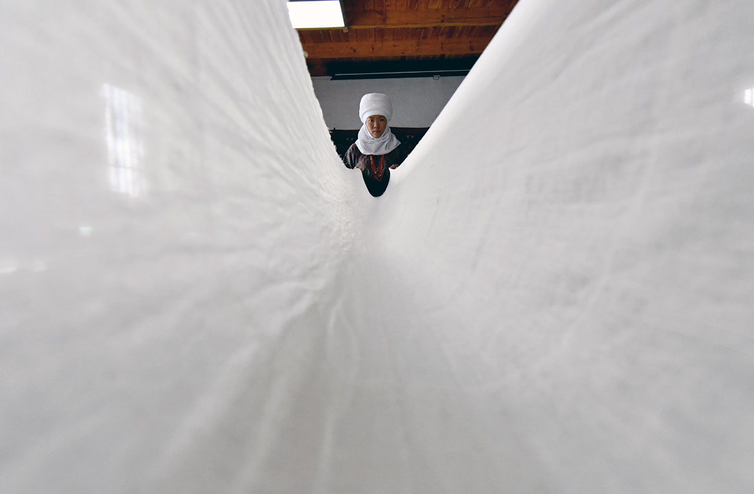 Подготовка ткани для тюрбанов к фестивалю традиционных костюмов в Бишкеке