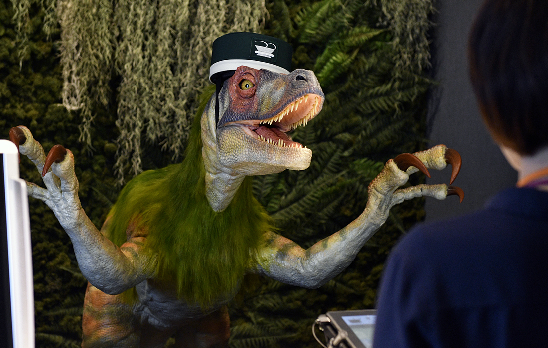 В Токио открылся отель Henn-na Hotel, в котором значительную часть обслуживающего персонала составляют не люди, а роботы. На стойке администратора гостей встречают двое роботов-динозавров, которые умеют разговаривать с постояльцами на японском, английском, китайском и корейском языках. У входа в гостиницу убирается робот-мусорщик, а в аквариуме заведения плавает механическая рыба.