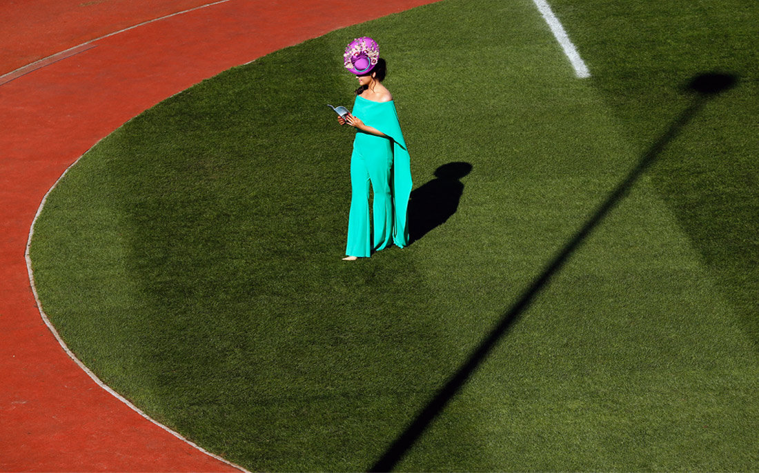 В британском Челтнеме проходит знаменитый фестиваль скачек, который славится лучшими наездниками из Великобритании и Ирландии. Событие ежегодно привлекает огромное количество туристов и любителей конного спорта. Мероприятие по традиции сопровождается парадом шляпок и головных уборов, поражающих воображение своей оригинальностью.