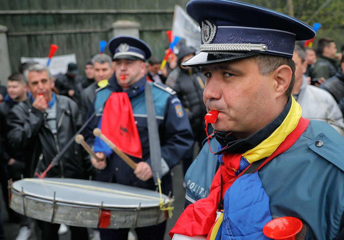 А румынские полицейские устроили акцию протеста в Бухаресте с требованием повысить заработную плату за свою работу, которая по их мнению не имеет должного вознаграждения
