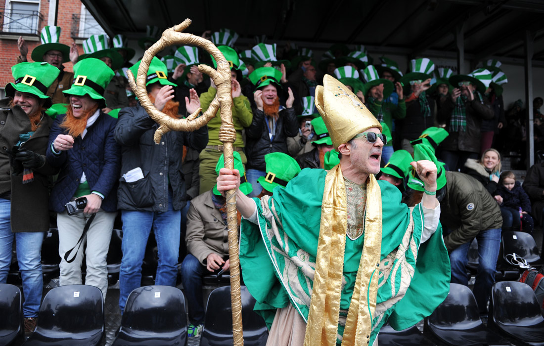 Ирландцы принимают участие в параде в честь Дня святого Патрика на улице Дублина