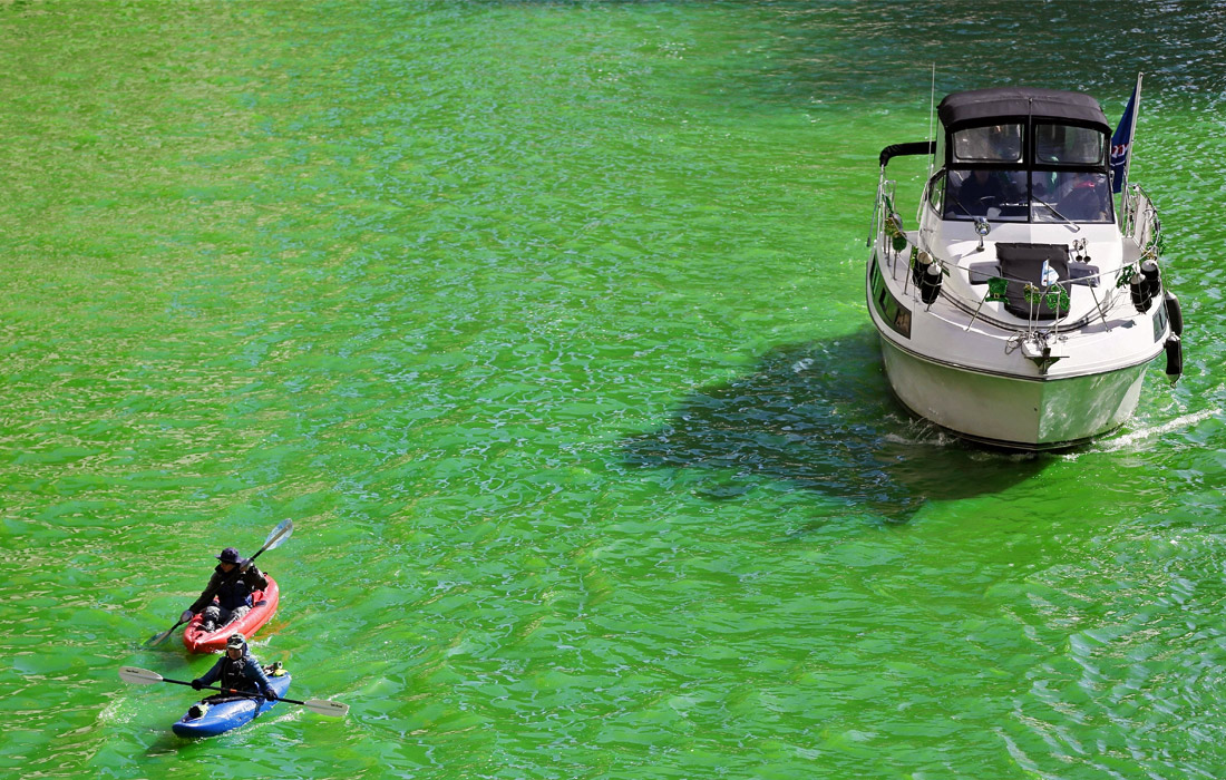 Река Чикаго, окрашенная в зеленый цвет в честь праздника