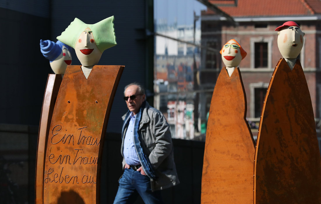 На улицах Брюсселя появилась инсталляция "Граждане Европы", установленная в честь 60-й годовщины Римского договора. Подписанный 25 марта 1957 года договор заложил основу для Европейского экономического сообщества. Его подписали ФРГ, Франция, Италия, Бельгия, Нидерланды и Люксембург.