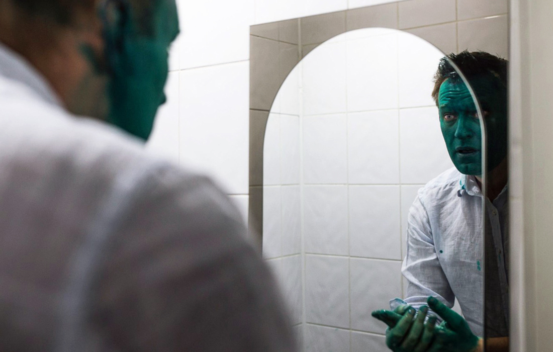 В Барнауле оппозиционера Алексея Навального облили зеленкой перед открытием его предвыборного штаба. 13 декабря политик объявил о намерении принять участие в президентских выборах 2018 года.