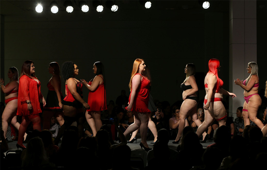Минувшим вечером в Сан-Паулу модели "плюс сайз" представили новую коллекцию белья от бренда Vislumbre на Fashion Weekend Plus Size