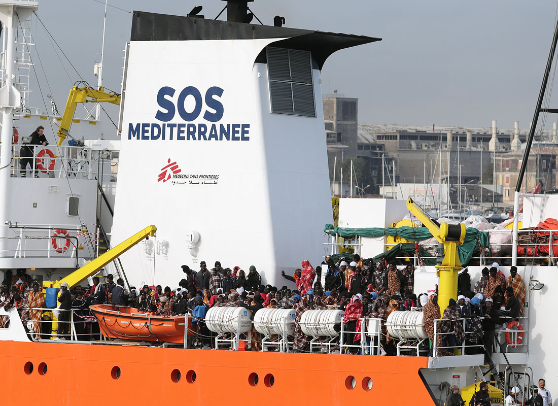 Почти тысяча спасенных в Средиземном море мигрантов доставлена на Сицилию судном неправительственной организации SOS Mediterranean. В их числе 200 несопровождаемых несовершеннолетних, обнаруженных на деревянных и резиновых лодках в открытом море.
