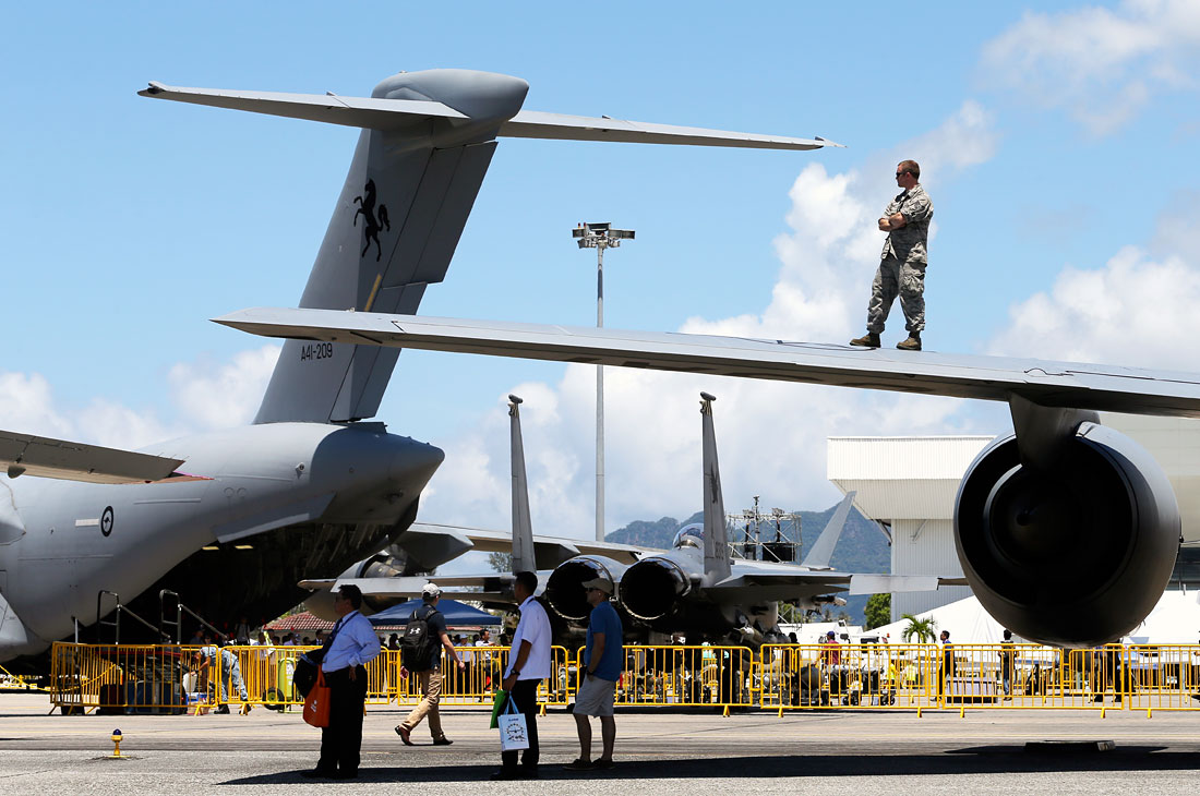 В Малайзии открылась авиационно-космическая выставка LIMA-2017. Это одна из крупнейших в Азиатско-Тихоокеанском регионе выставок вооружений и военной техники, участие в которой примут более 40 предприятий российского оборонно-промышленного комплекса. Площадь российской экспозиции составит 700 кв. метров. Авиационная группа высшего пилотажа "Русские витязи" Воздушно-космических сил России впервые за пределами нашей страны продемонстрирует свою новую программу, включающую элементы одиночного и группового пилотажа на сверхманевренных истребителях Су-30СМ, разработанных компанией "Сухой" и серийно производимых корпорацией "Иркут".