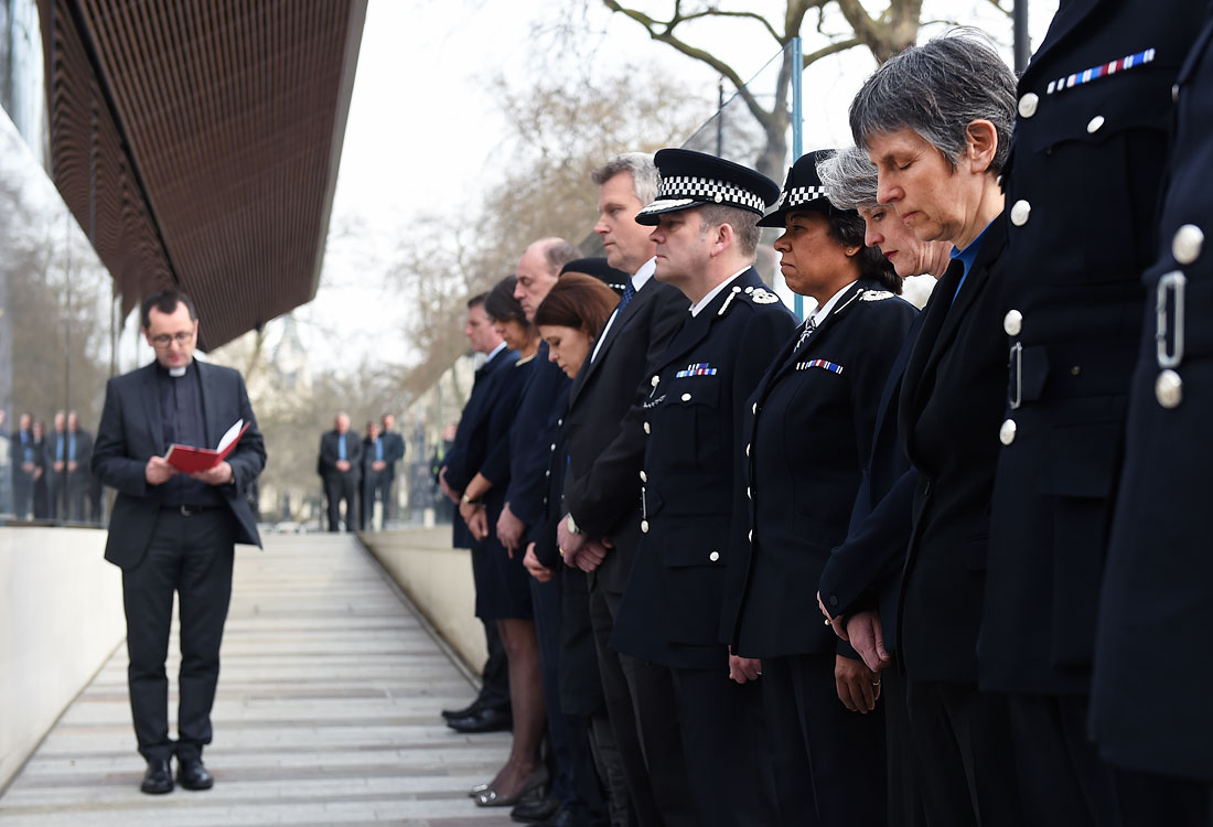 Полицейские Скотланд-ярда почтили минутой молчания память своего коллеги Кита Палмера, погибшего накануне в результате теракта в центре города при исполнении служебных обязанностей