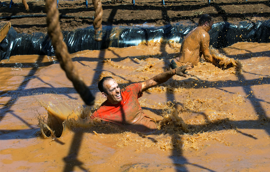 В Тель-Авиве состоялся первый грязевой забег. Участникам забега нужно было преодолеть трассу в 13 километров по грязи и слякоти с различными препятствиями из шин, труб и сетей.