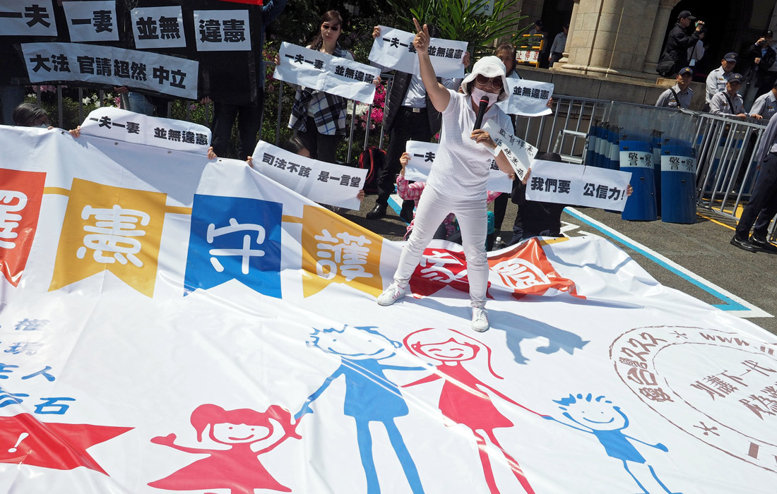 Жители Тайбэя провели акцию протеста против легализации однополых браков. Окончательное решение о легализации однополых союзов будет оглашено парламентом страны через два месяца. Если депутаты одобрят поправки к гражданскому кодексу, Тайвань станет первой азиатской страной, которая узаконит однополые браки.