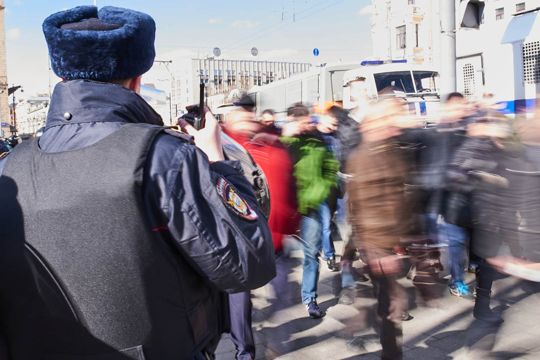Накануне столичная полиция призвала москвичей не участвовать в несогласованной акции, так как их "личная безопасность может оказаться под угрозой". Столичная прокуратура также предупредила организаторов о намерении пресечь несанкционированную акцию в случае ее проведения в центре Москвы.