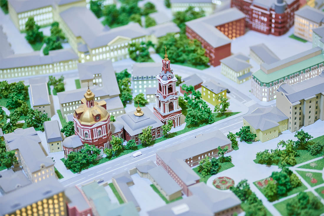 Макет оснащен интерактивной системой подсветки зданий изнутри