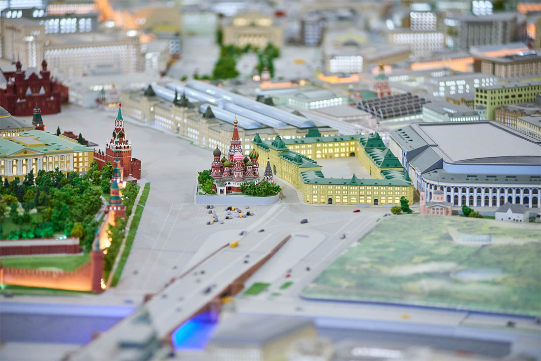 Над макетом работает команда из 80 художников, архитекторов и студентов архитектурных и графических вузов