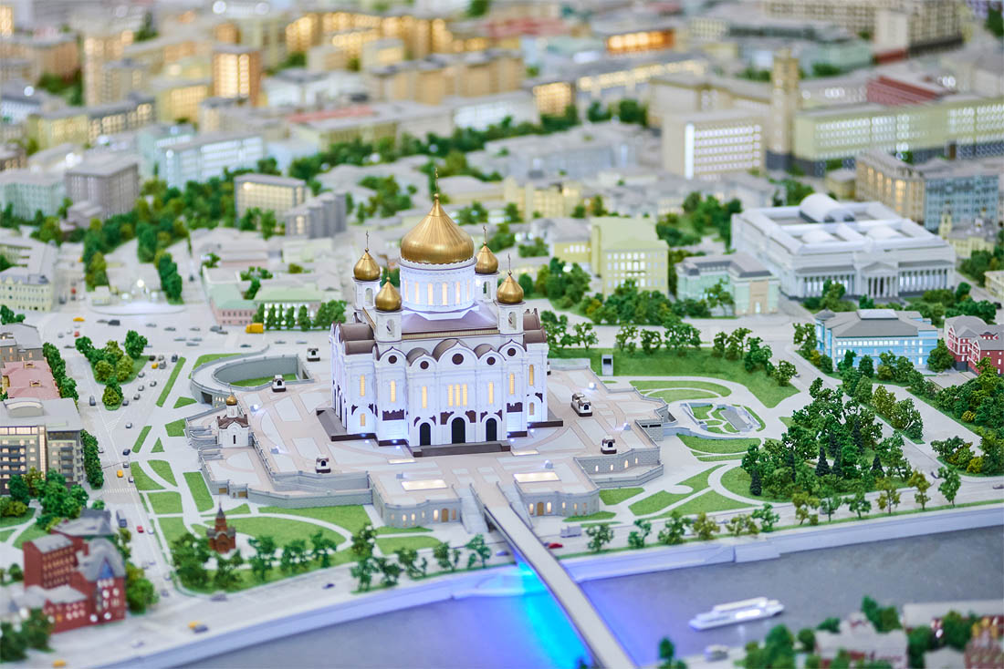 "В 2017 году, когда работа над макетом завершится, он обещает стать крупнейшем в мире: его площадь превысит отметку в 945 кв. м и будет включать в себя территорию в пределах третьего Транспортного кольца, все ж/д вокзалы, а также территорию Воробьевых гор (включая самую высокую «сталинскую высотку» — здание МГУ) и активно развивающуюся в настоящее время территорию промзоны ЗИЛ" - сообщает официальный сайт.