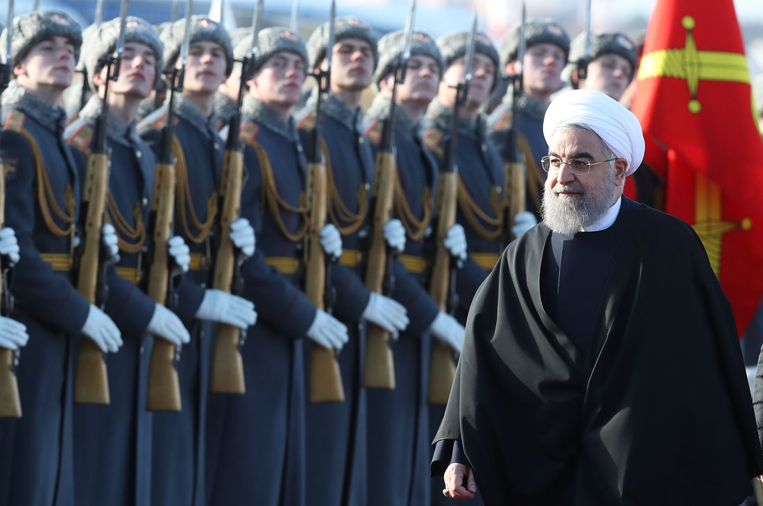 Церемония встречи президента Ирана Хасана Рухани, прибывшего с официальным визитом, прошла в московском аэропорту Внуково. У трапа вдоль красной дорожки был выстроен почетный караул и подняты флаги двух стран.