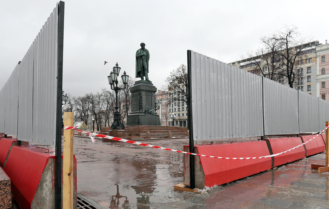 Московский памятник Пушкину на Тверской улице закрыли на реставрацию до сентября 2017 года. Бронзовый монумент покрывает плотный слой дикой патины, из-за которой скульптура имеет неоднородный зелено-голубой цвет. В ходе реставрационных работ будет выполнена расчистка бронзовой поверхности памятника.