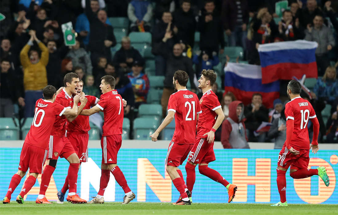Игроки сборной России радуются забитому голу