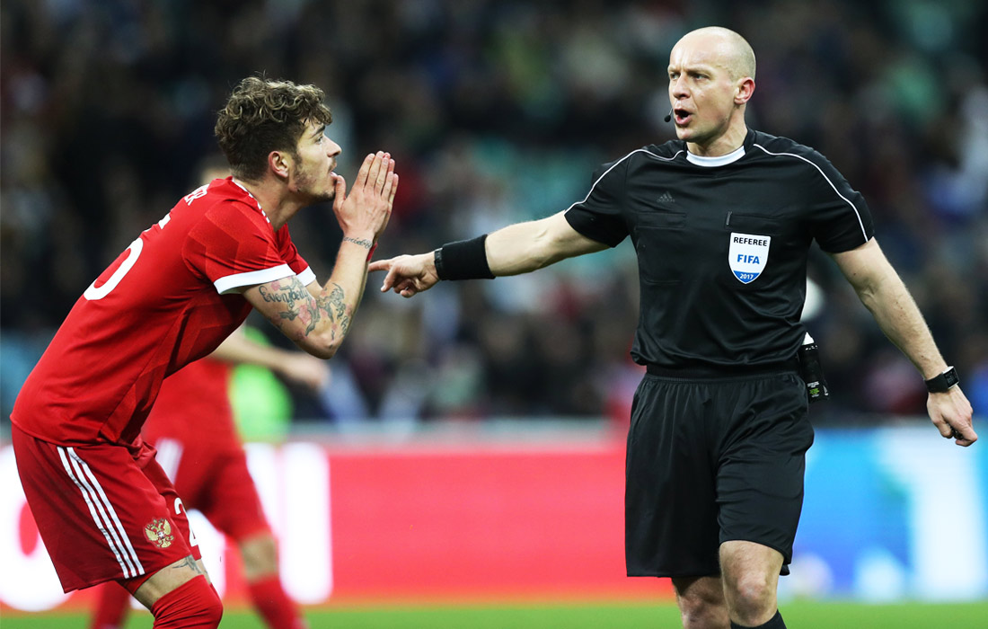 Игрок сборной России Роман Нойштедтер и главный судья Шимон Марциняк
