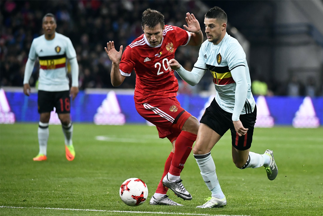 Нападающий сборной России Максим Канунников и бельгийский футболист Кевин Миральяс