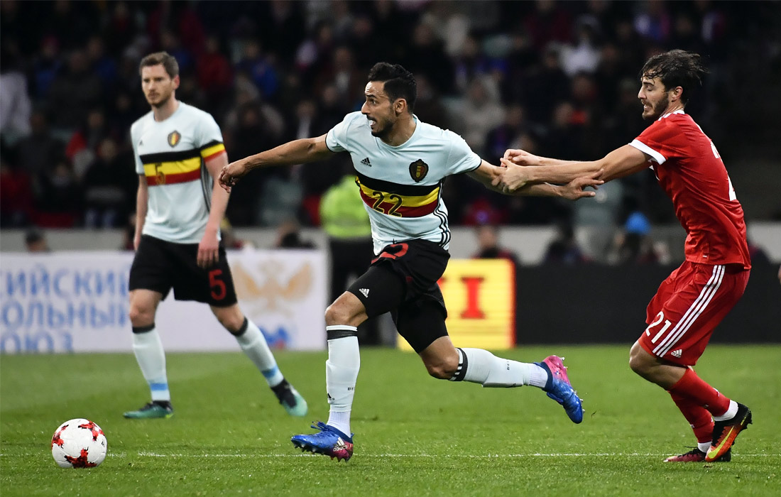 Игрок сборной Бельгии Насер Шадли и российский футболист Александр Ерохин