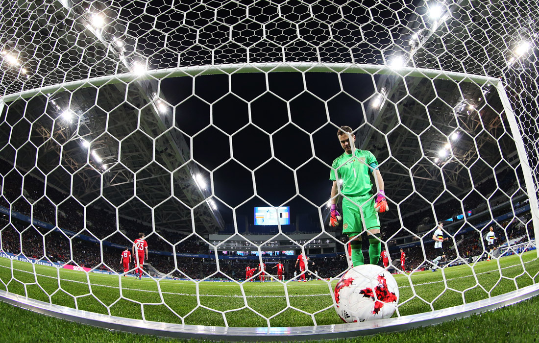 Вратарь сборной РФ Игорь Акинфеев после пропущенного гола в матче между сборными России и Бельгии