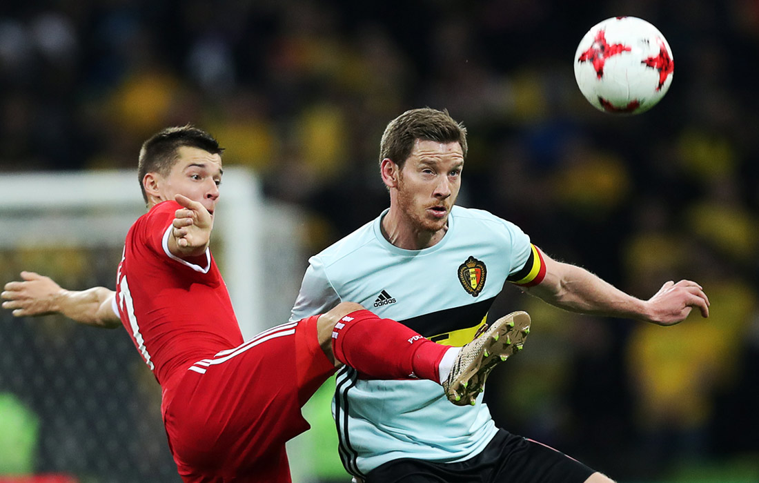 Игроки сборной России Дмитрий Полоз и сборной Бельгии Ян Вертонген