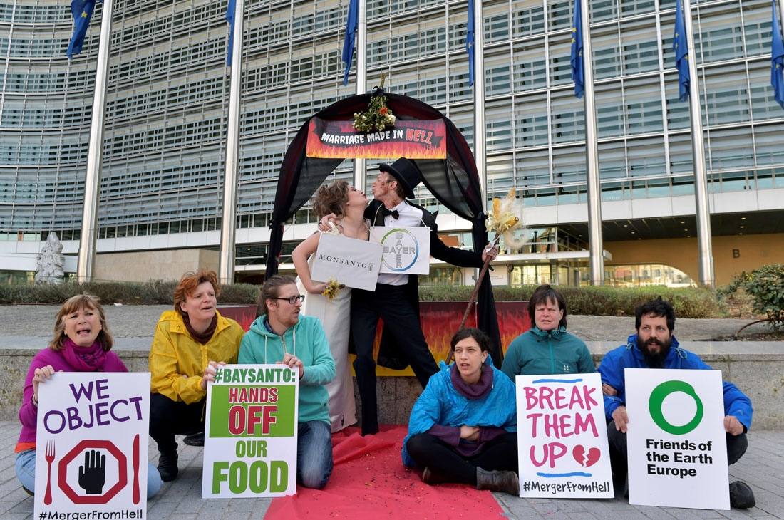 Перед зданием Еврокомиссии в Брюсселе активисты устроили акцию протеста против слияния компаний Bayer и Monsanto