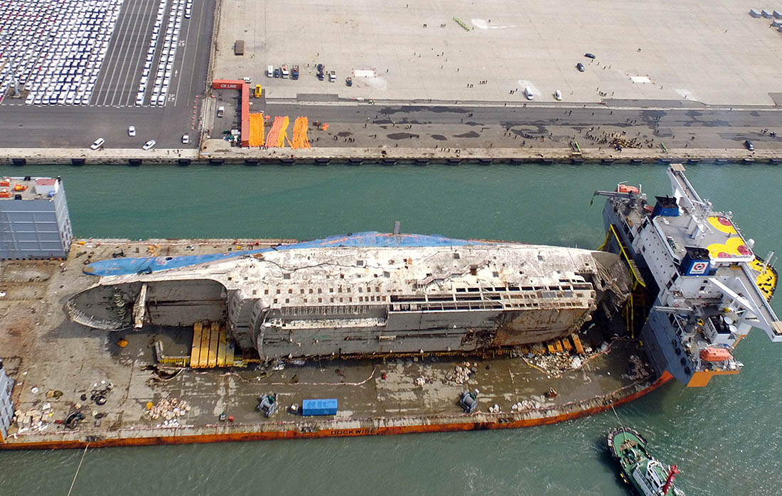 За две недели до третьей годовщины трагедии, унесший жизни более трех сотен человек, южнокорейский паром "Севоль" подняли со дна моря