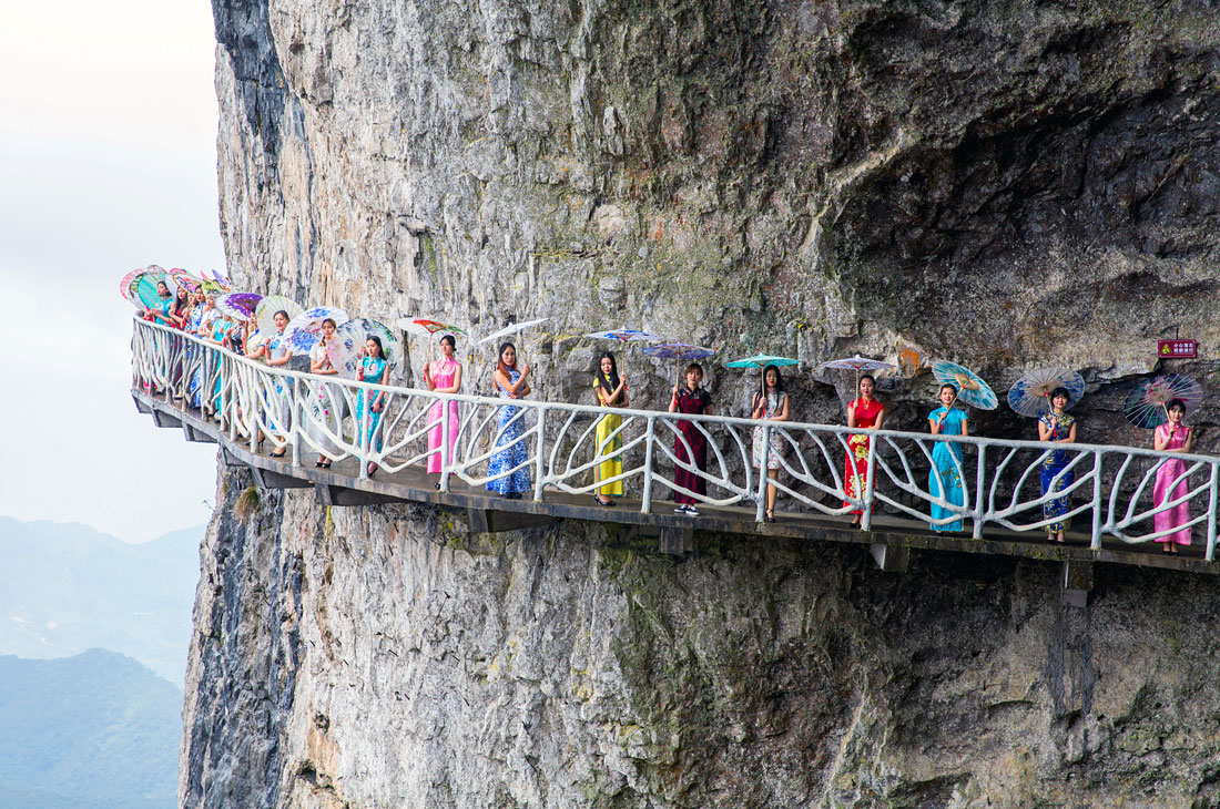 Фотосессия на скальной тропе в Чунцине. Китай.