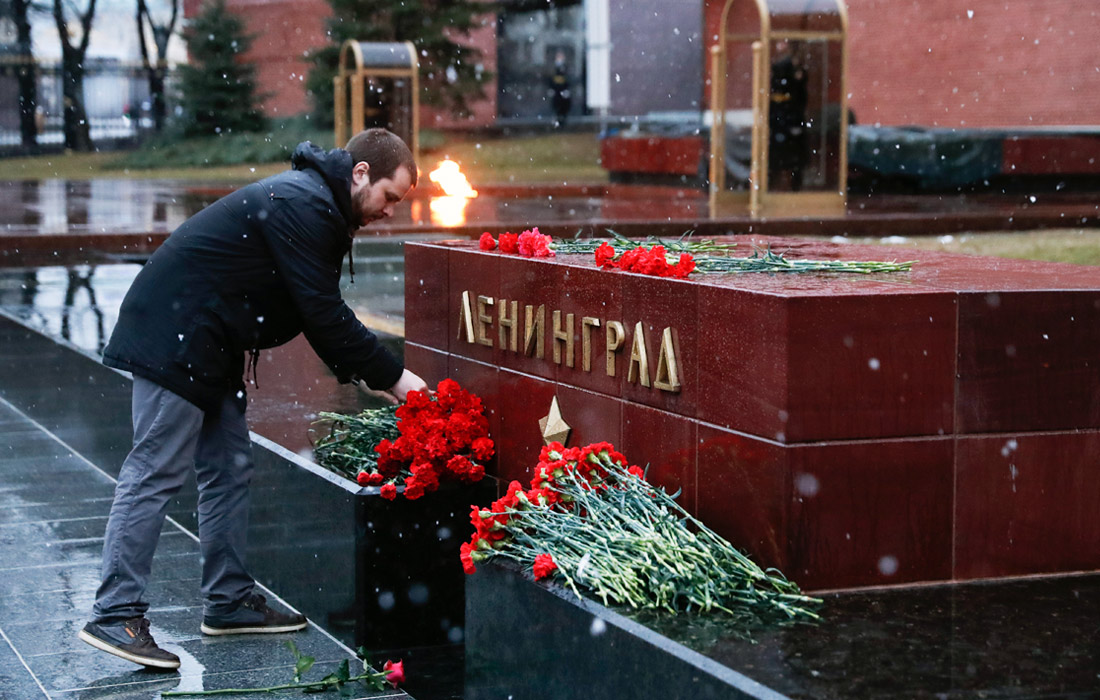 Десятки людей пришли в Александровский сад в центре Москвы, чтобы почтить память о погибших в результате теракта в петербургском метро. Цветы возлагают к звезде города-героя Ленинграда, расположенной у Могилы Неизвестного солдата.