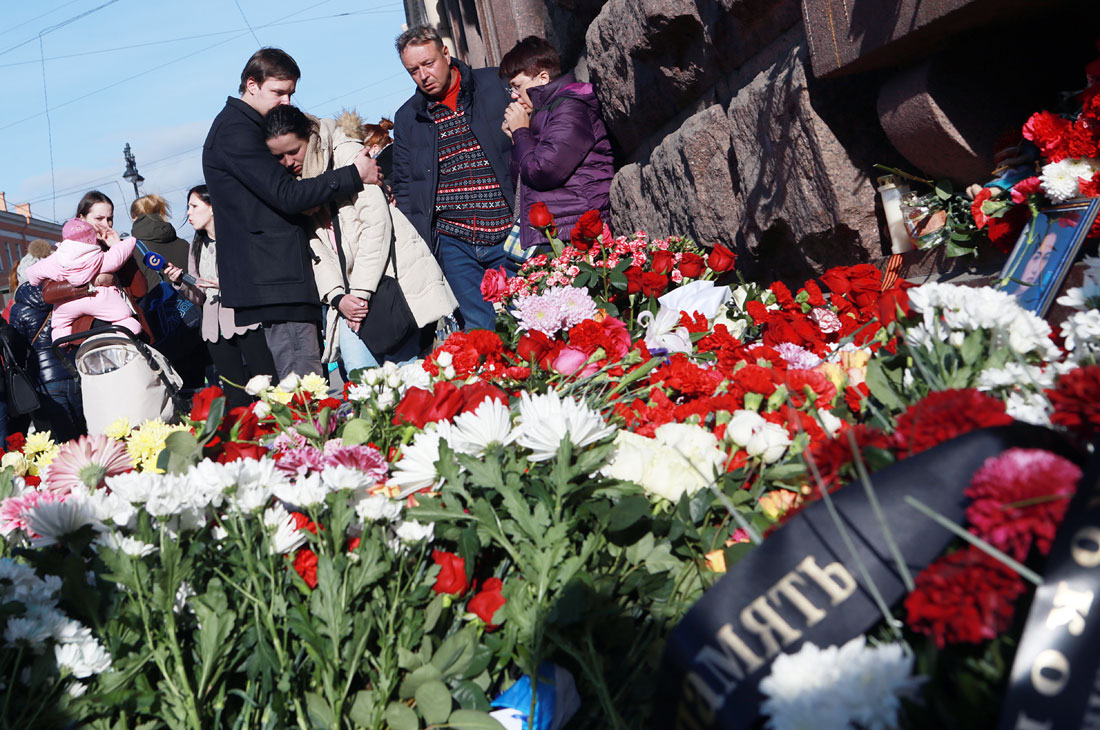 В Санкт-Петербурге трехдневный траур. Жители города продолжают нести цветы к стихийному мемориалу у станции метро "Технологический институт" в память о погибших в результате вчерашнего теракта.