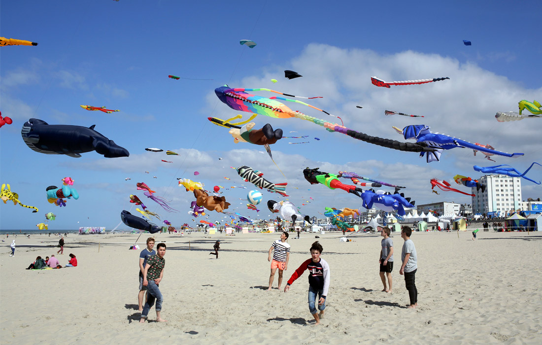 На пляже в Берке на севере Франции проходит один из крупнейших фестивалей воздушных змеев в мире