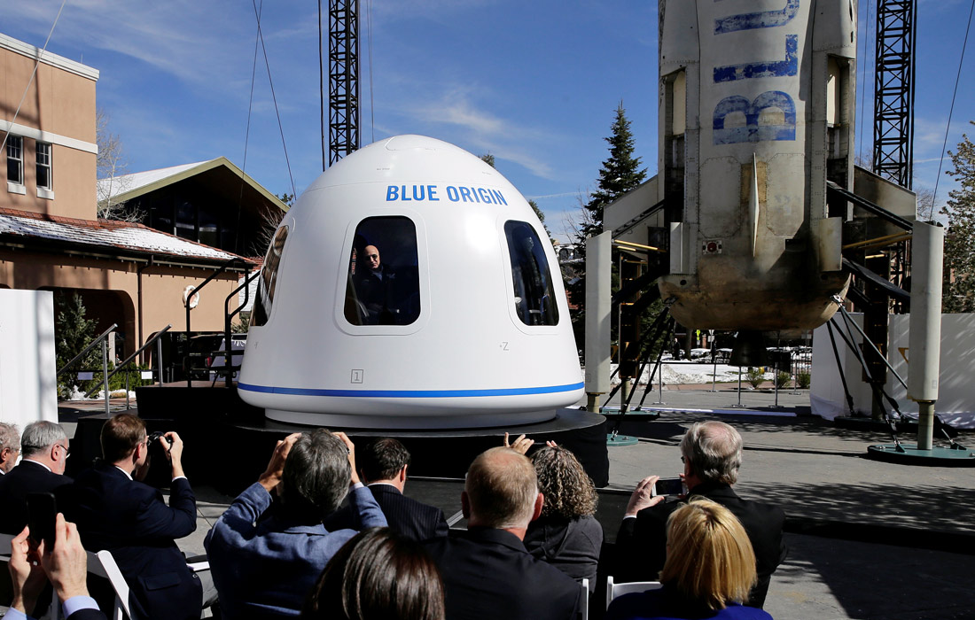 Глава компании Blue Origin Джеффри Безос, являющийся также главой американского интернет-магазина Amazon, продемонстрировал макет пассажирской капсулы с шестью полулежачими местами
