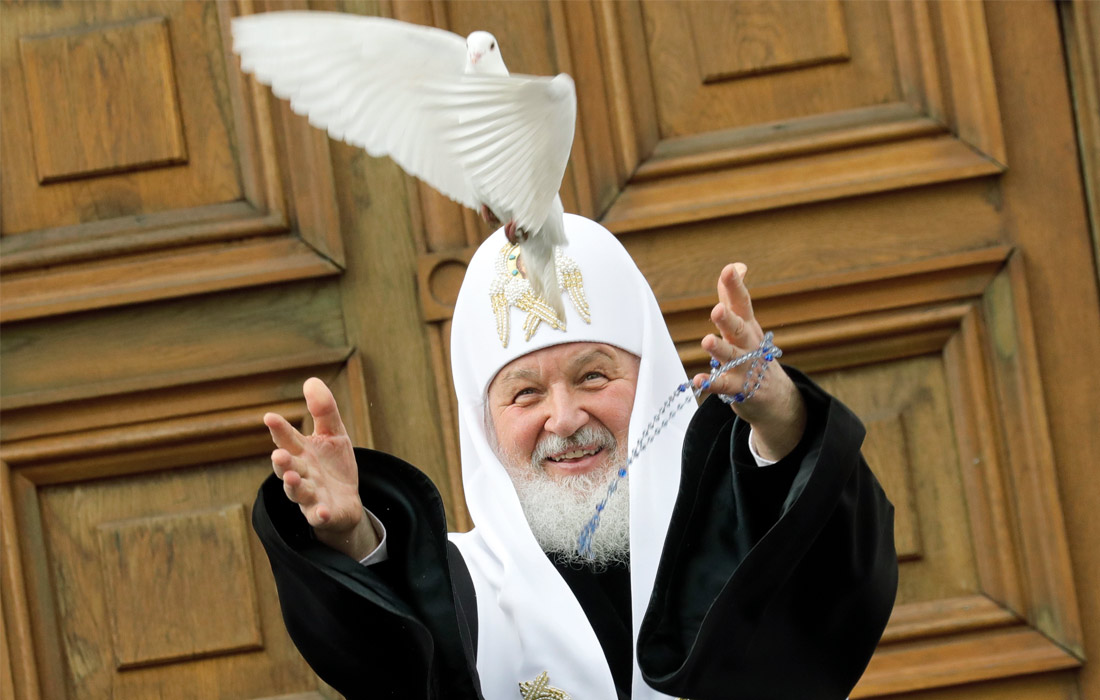 Патриарх Московский и всея Руси Кирил выпустил голубей с крыльца Благовещенского собора Кремля в праздник Благовещения. Старинный русский обычай выпускать в этот праздник птиц как символ распространения радостной вести о рождении Христа был возрожден в Москве в 1995 году патриархом Алексием II. Голуби также символизируют Святой Дух - одну из трех ипостасей Господа.