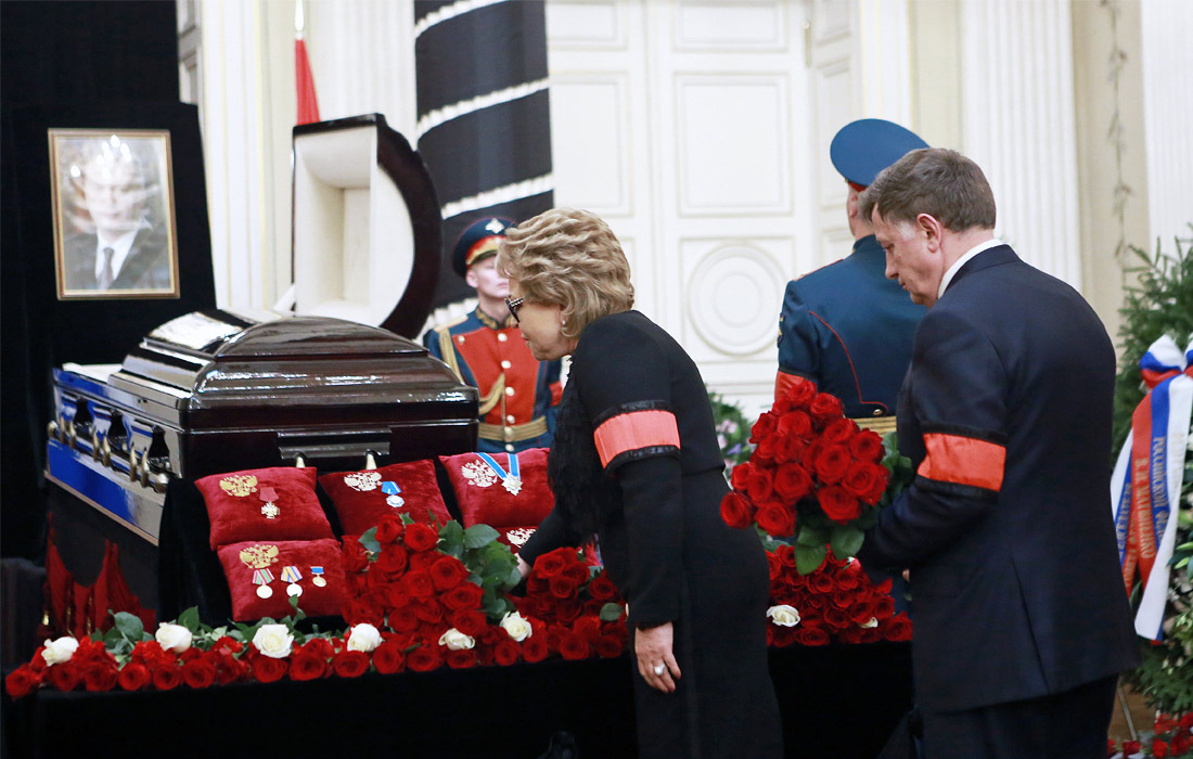 В Санкт-Петербурге в ротонде Мариинского дворца прошла гражданская панихида по члену Совета Федерации, бывшему спикеру Законодательного собрания Санкт-Петербурга Вадиму Тюльпанову. Проститься с сенатором пришли председатель Совета Федерации Валентина Матвиенко (на фото), зампред Госдумы Сергей Неверов, министр транспорта Максим Соколов, губернатор Санкт-Петербурга Георгий Полтавченко и многие другие. Вадим Тюльпанов скончался 4 апреля в Санкт-Петербурге от острой сердечной недостаточности.