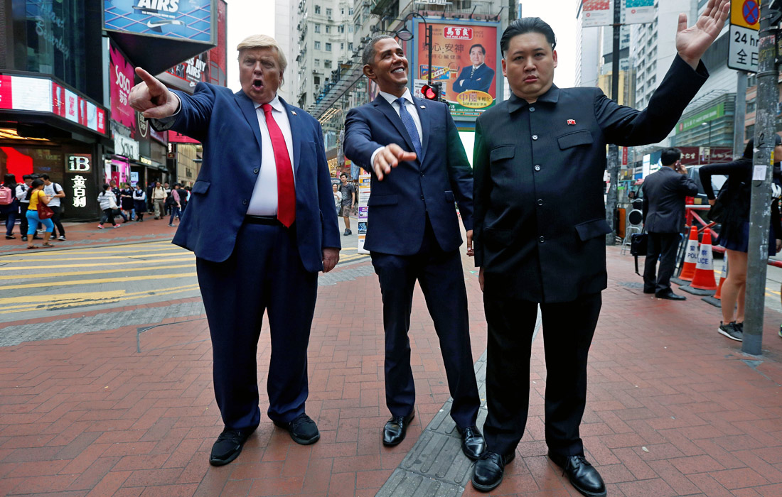 Актеры, загримированные под президента США Дональда Трампа, экс-президента Соединенных Штатов Барака Обаму и лидера Северной Кореи Ким Чен Ына, совершили прогулку по улицам Гонконга
