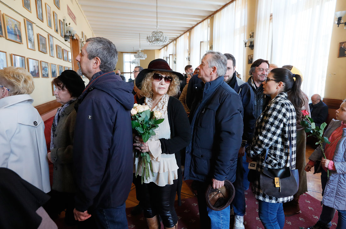 Очередь из желающих проститься с поэтом