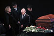 Вдова Евгения Евтушенко Мария Новикова, первый заместитель руководителя администрации президента РФ Сергей Кириенко (на первом плане), сыновья поэта Евгений и Дмитрий