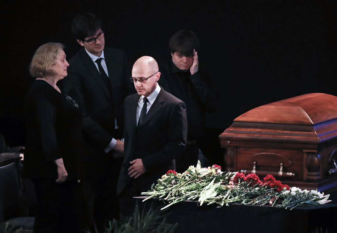 Вдова Евгения Евтушенко Мария Новикова, первый заместитель руководителя администрации президента РФ Сергей Кириенко (на первом плане), сыновья поэта Евгений и Дмитрий