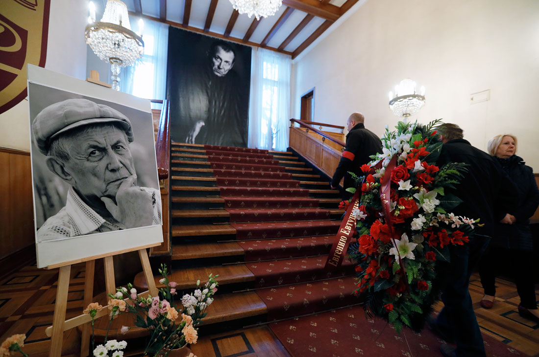 В холле Центрального дома литераторов