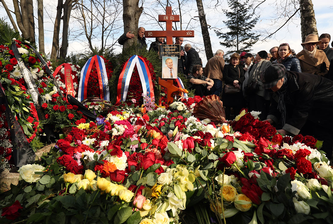 Могила поэта Евгения Евтушенко на кладбище в Переделкине