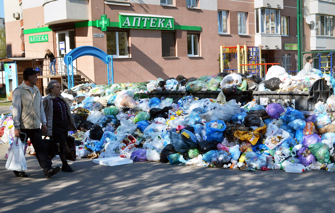 Украинский город Львов продолжает тонуть в мусоре. Горы бытовых отходов не вывозят с трети контейнерных площадок города. Проблемы с вывозом мусора начались во Львове почти год назад после случившегося 29 мая 2016 года пожара на Грибовичской свалке, во время тушения которого 30 мая погибли трое пожарных и пропал без вести сотрудник коммунального предприятия.