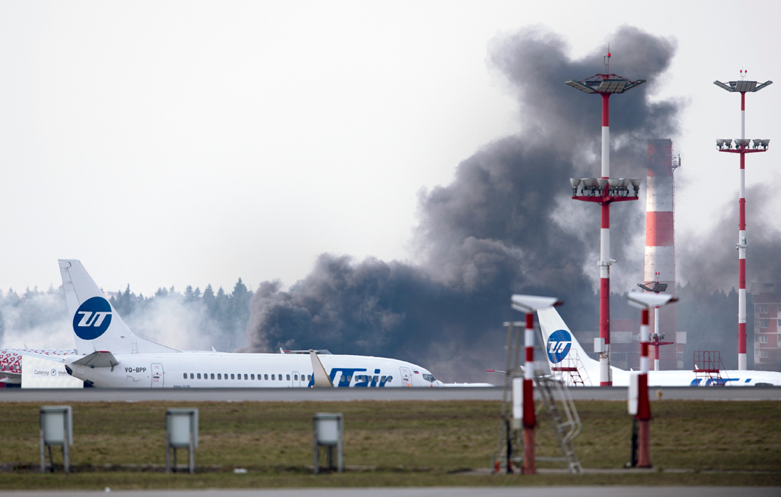 Рядом с "Внуково" на Заводском шоссе на площади около 100 кв. метров произошло возгорание травы. Во время пожара во "Внуково" садился самолет с прибывшим в Россию госсекретарем США Рексом Тиллерсоном. Как пояснили в МЧС, дым в результате возгорания был черным, потому что в траве находился еще какой-то предмет - вероятно, покрышка. В результате инцидента никто не пострадал.