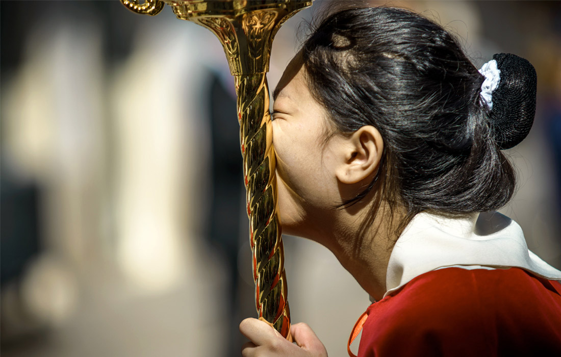 Участница религиозной процессии в Барселоне, Испания