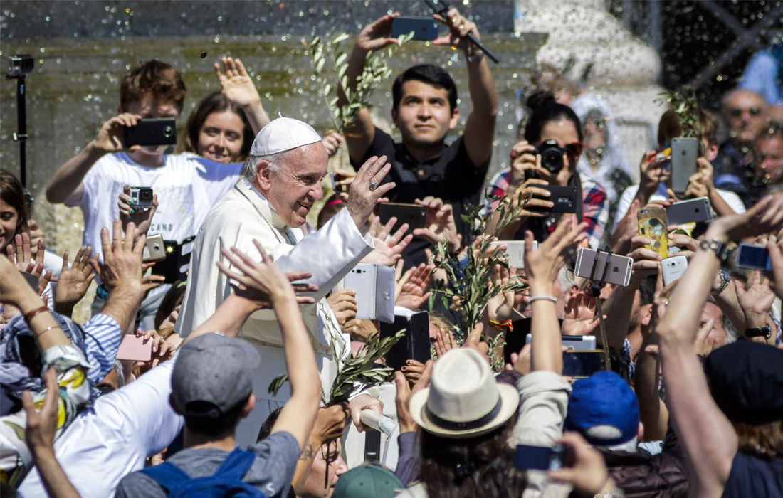 Папа Римский Франциск на площади Святого Петра в Ватикане после мессы в Пальмовое воскресенье