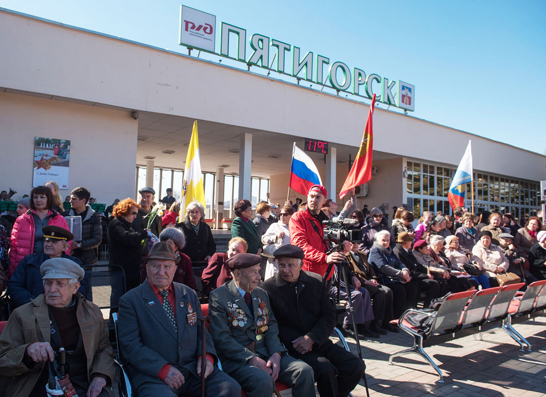Ретро-поезд "Победа", сформированный из исторического подвижного состава времен Великой Отечественной войны, продолжает свое путешествие по городам Северного Кавказа в честь празднования 72-й годовщины Победы. На фото: жители города во время церемонии встречи поезда на городском железнодорожном вокзале.